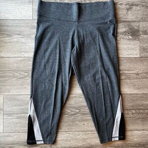 Victoria’s Secret Sport Capri Length Stretchy Gray & Black Leggings Large